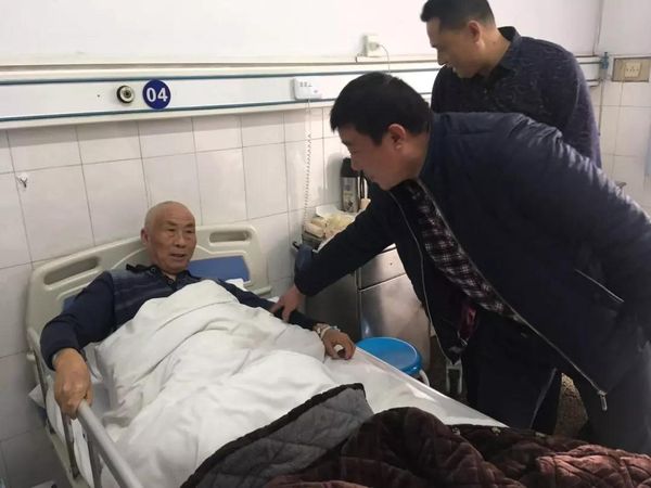 慰問住院?jiǎn)T工，傳遞家的溫暖